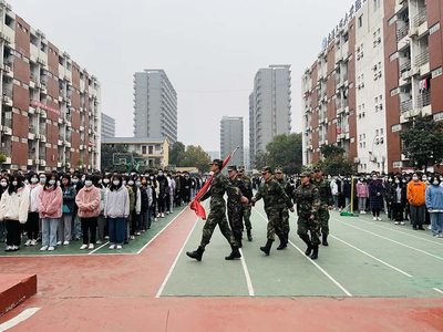 我校隆重举行开学第一次升旗仪式