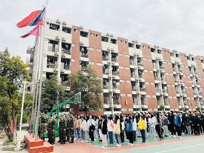 我校举行本学期第二次升旗仪式