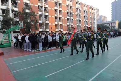 我校举行“宪法宣传周”升旗仪式