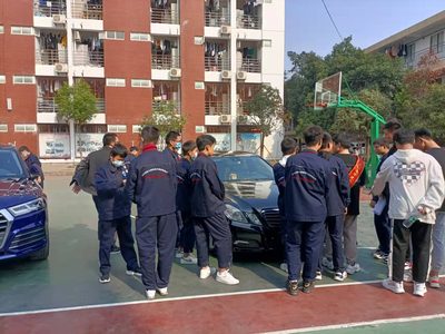 我校汽修专业学生车辆美容竟赛